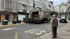Cami�n de recogida de basura esta semana en la plaza del Callao, donde se suprimir� la contenerizaci�n subterr�nea.