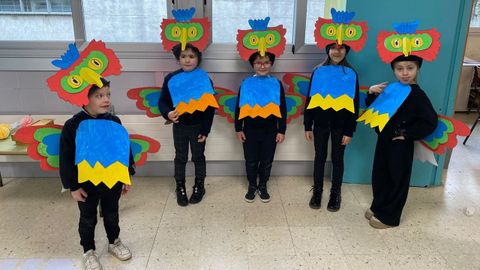 Outros alumnos con disfraces inspirados en aves