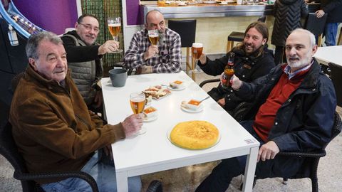 En el bar Alborada de Ourense triunfan los callos, la oreja y la tortilla de patatas