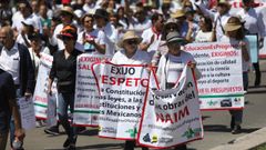 Los manifestantes portabanr pancartas donde se ped�a la renuncia del presidente L�pez Obrador