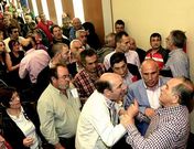 Las dos asambleas sobre Porto Cabral han terminado mal constatando la divisi�n existente.