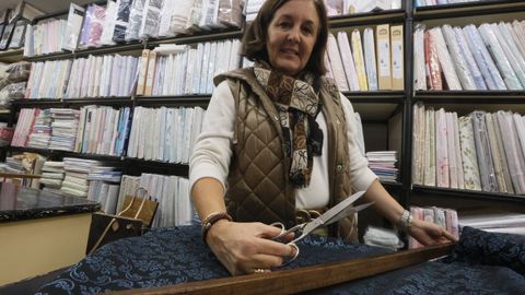 Ana, con las tijeras el metro que usaban sus abuelos para cortar telas ya en los aos 40