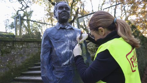 Restauradora limpiando la estatua de Garca Lorca en la Alameda de Santiago, en el 2021 