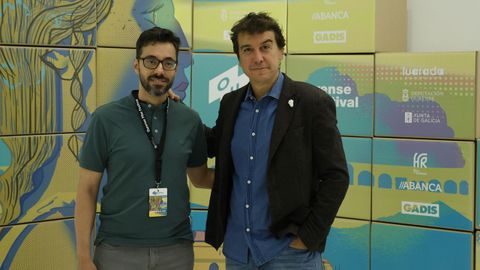 O director grovense Javier Veiga -á dereita-, posando en Ourense con Óscar Doviso, director artístico do OUFF.