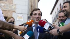 El alcalde de Madrid, Jos� Luis Mart�nez-Almeida, en la procesi�n de Jueves Santo, atendiendo a la prensa