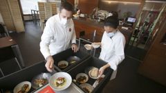 En la taper�a Plaza, en Mugardos, emplatan la comida para llevar a casa igual que en el comedor del local