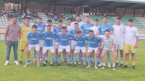 Foto de plantilla del Ribadeo antes del inicio de la final que disputaron en el campo vilalb�s de A Magdalena