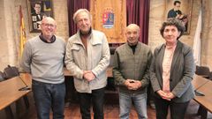 Adolfo Mu��os, Paco Lobat�n, Manolo Galb�n y Mari Carmen Filgueira, en la casa consistorial de Rianxo.