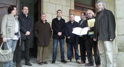 La entrega de firmas reclamando el juzgado, en enero del 2011.