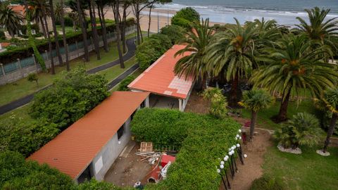 Viviendas ilegales junto a la costa de Oleiros.