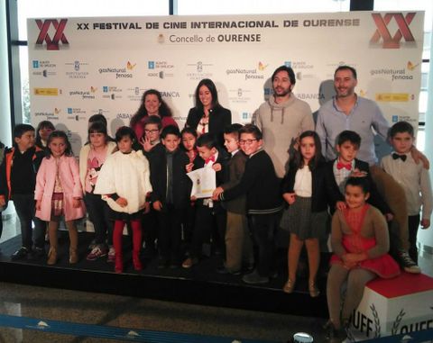 Alumnos y profesores del colegio Torre-Illa, ayer en Ourense. 