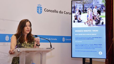 La alcaldesa de A Coruña, Inés Rey, esta mañana informando sobre la nueva tasa turística