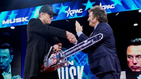 Milei le regala una motosierra a Musk en la convenci�n ultra en Estados Unidos
