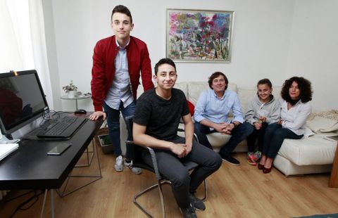 Su familia de Cambados. Anthony -sentado-junto a Pedro, su hermana y los padres del alumno del Cabanillas. 