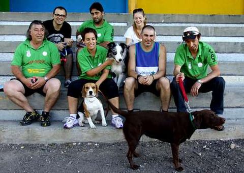 El entrenador, Robert Moran (primero por la izquierda), con el equipo.