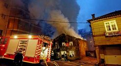 Intervenci�n de los bomberos en diciembre pasado en un incendio en el Campo do Boi.