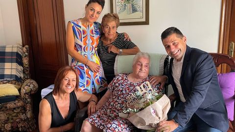 Erciria Rosa Vidal, a sus 101 aos, con su familia, el alcalde de Ponte Caldelas, Andrs Daz, y la concejala Aurora Cal