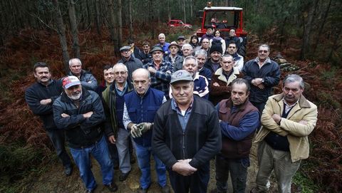 Los vecinos, concentrados ayer en el monte.