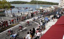 La postal del paso de los ciclistas por Carril, con la isla de Cortegada de testigo de lujo al fondo, es una de las m�s destacadas que dej� ayer la prueba en O Saln�s. 