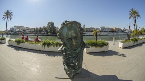 Una de las nueve r�plicas de tama�o gigante de la estatuilla de Goya instalada en el Paseo del Marqu�s de Contadero de Sevilla, ciudad que este a�o acoger� la ceremonia de entrega de los premios del cine espa�ol.