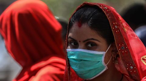 Una mujer protegida con una mascarilla en Nueva Delhi, India