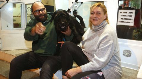 Aitor con Cobi, un perro de raza Schnauzer que se ha hecho amigo de un jabal silvestre