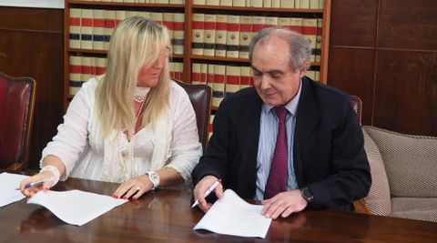 Ana Patac Arroyo y Francisco Blanco, durante la firma de la donaci�n