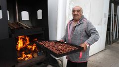Fernando Cazador vende castañas asadas junto al mercado municipal de Ribeira