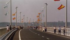 Numerosos vecinos aprovecharon la inauguraci�n de 1985 para cruzar el puente. 