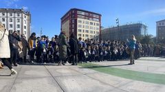 Alumnado del colegio Compa��a de Mar�a en la plaza de Espa�a.