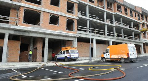 En el edificio a cerrar actuaba ayer Protecci�n Civil para achicar agua de los bajos. 