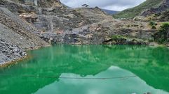 Uno de los dos lagos artificiales creados en canteras de pizarra abandonadas en Casaio (Carballeda de Valdeorras).