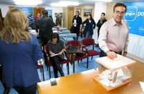Afiliados en la sede del PP con la urna instalada ayer. 