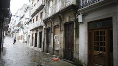 En Mar�a Sarmiento, n�mero 3. El edificio, que en su planta baja alberg� la hist�rica Ferreter�a Seco, lleva a�os abandonado en las inmediaciones de la Porta de Carlos V
