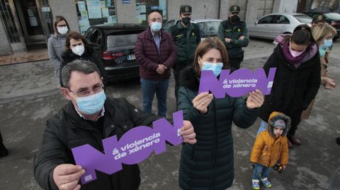 Agentes de la Guardia Civil participaron en la concentracin que se celebr en Carballedo frente a la casa consistorial