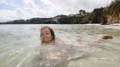 Julia Labrador, en la playa de O Cantio