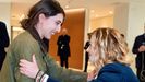 Cecilia Sala saluda a Giorgia Meloni, en el aeropuerto militar de Ciampino, en Roma.