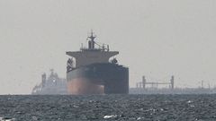 Un barco de carga cerca del estrecho de Ormuz