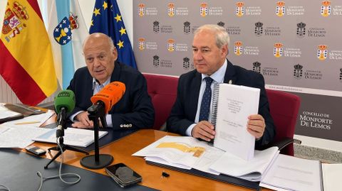 Tom�, a la derecha, con el monfortino Manuel D�az Pav�n, socio de la empresa