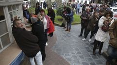 Colas en el Kiosko de la plaza de Ourense�para sacar las entradas para Joaqu�n Sabina