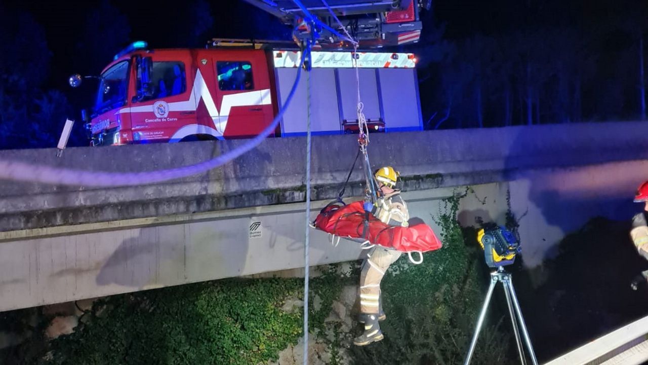 Herido un hombre tras precipitarse con su coche a la vía del tren en el ...