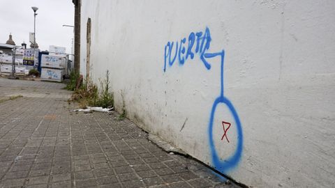 Inscripci�n pintada en la tapia que marca hasta d�nde llegar� la nueva puerta del Arsenal, en sustituci�n de la de la Enfermer�a.