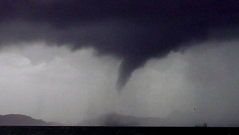 Tornado en la ría de Vigo, con las islas Cíes al fondo.Tornado en la ría de Vigo, con las islas Cíes al fondo