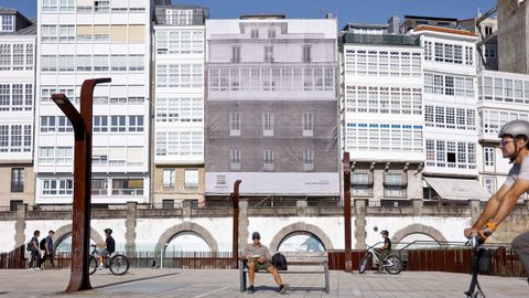 Una lona en la fachada con los nombres de los estudios de arquitectura que se han hecho cargo del proyecto anunci la proximidad de la obra de rehabilitacin