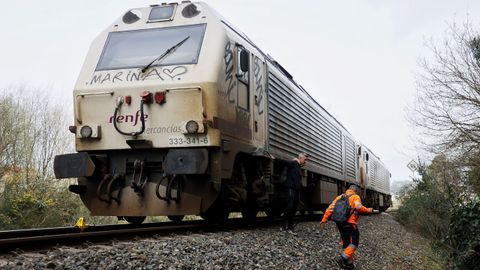 Tren de mercanc�as accidentado en Cambre