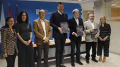 El conselleiro de Cultura, en el centro, particip� en la presentaci�n este viernes