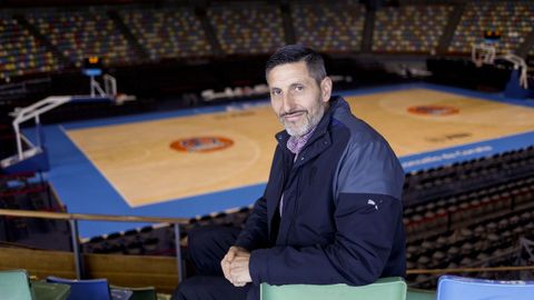 Charlie Uzal sentado en las gradas del Coliseum antes del tercer partido contra el Menorca