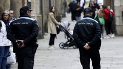 En una imagen de archivo, policas locales de Santiago patrullando por la ciudad