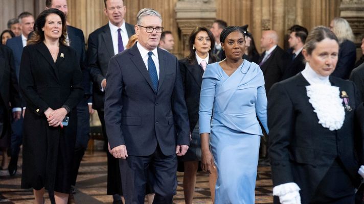 Starmer y la l�der conservadora, Kemi Badenoch, regresan a la C�mara de los Comunes tras escuchar el discurso del rey.