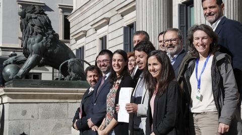 La portavoz adjunta de Unidos Podemos en el Congreso, Ione Belarra (d, abajo), presenta junto a los ediles Rita Maestre (c, abajo), Carlos S�nchez Mato (2i, abajo), el asturiano Segundo Gonz�lez (2d, abajo) y Josep Vendrell (d, arriba), entre otros, una proposici�n de ley de modificaci�n de la regla del gasto aplicada a ayuntamientos y entes locales.